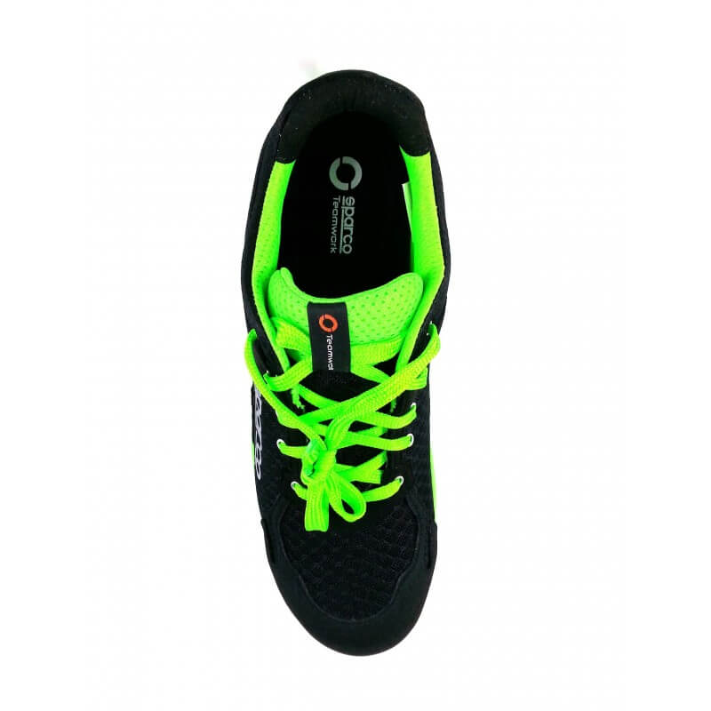 Chaussures De Sport Colorées Sur Vert